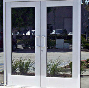 Распашные алюминиевые двери